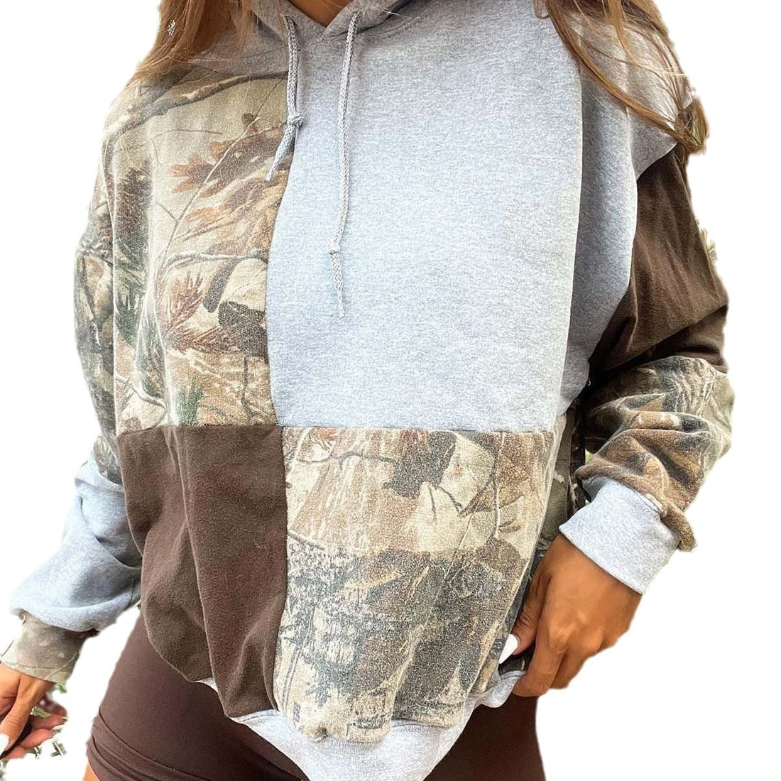 Sudadera con capucha estilo urbano con estampado de camuflaje de hojas